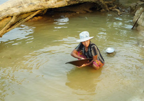 老挝、柬埔寨女子 淘洗砂金